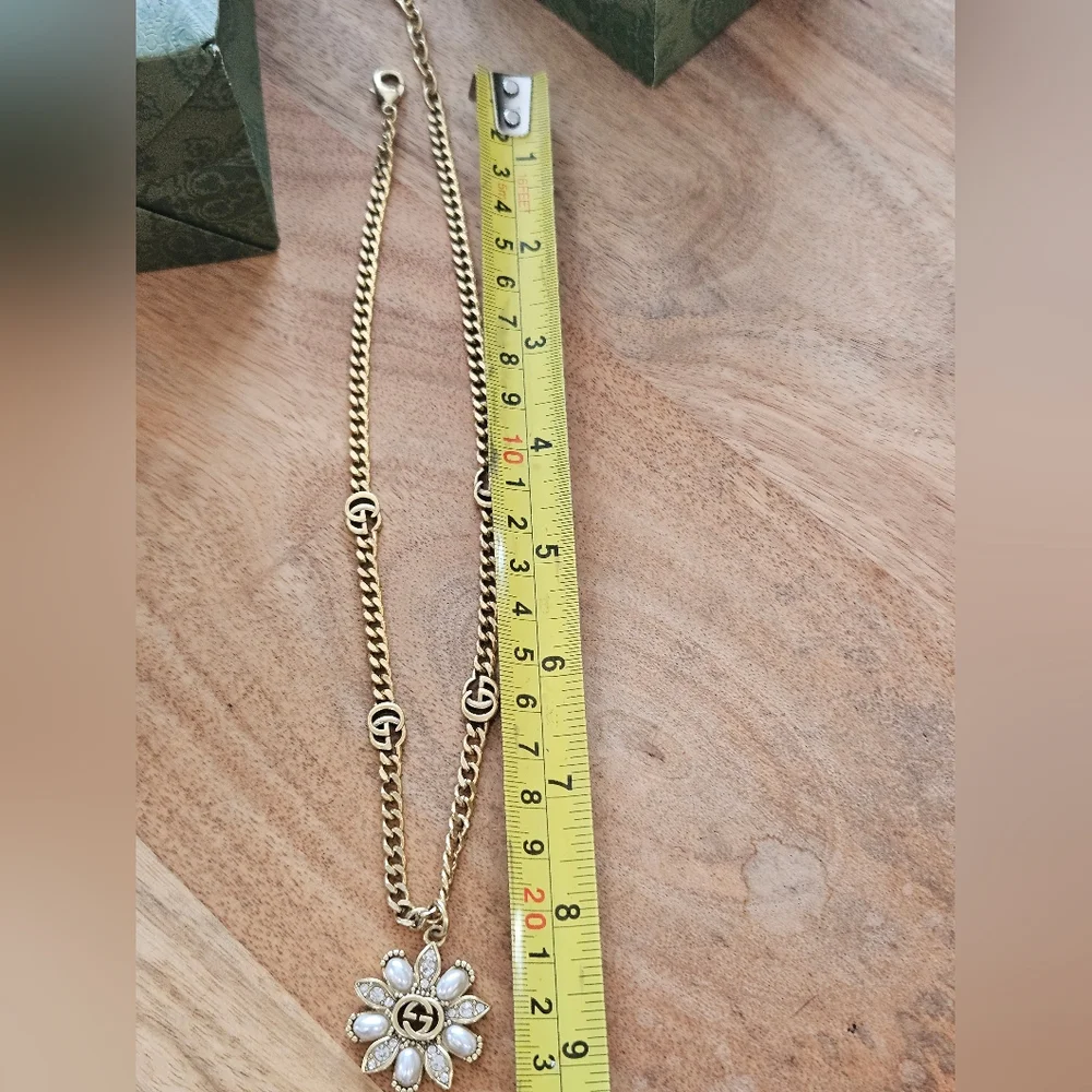 Gucci Gold Necklace with Floral Pendant - Picture 9 of 12